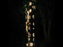 Laden und Abspielen von Videos im Galerie-Viewer, Brennende Metallkiste mit kunstvollen Auschnitten von Sternen und Möwen, die ein einzigartiges Lichtspiel entfalten.