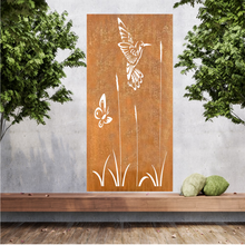 Lade das Bild in den Galerie-Viewer, Große Metallwandkunst mit Ausgeschnittener Silhouette von Kolibri und Schmetterling, gestaltet als Sichtschutzwand im Rost Look oder farblich.