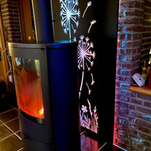 Lade das Bild in den Galerie-Viewer, Kamin mit Steinwand und kunstvollem Design