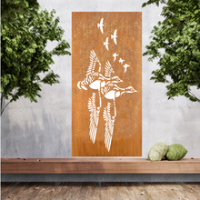 Lade das Bild in den Galerie-Viewer, Große Metallwandkunst mit Ausgeschnittener Silhouette von Gänsen, gestaltet als Sichtschutzwand im Rost Look oder farblich.