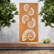 Lade das Bild in den Galerie-Viewer, Große Metallwandkunst mit Ausgeschnittener Silhouette von Muscheln, gestaltet als Sichtschutzwand im Rost Look oder farblich.