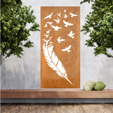 Lade das Bild in den Galerie-Viewer, Große Metallwandkunst mit Ausgeschnittener Silhouette von Feder und Vögel, gestaltet als Sichtschutzwand im Rost Look oder farblich.