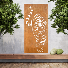 Lade das Bild in den Galerie-Viewer, Große Metallwandkunst mit Ausgeschnittener Silhouette von Tiger, gestaltet als Sichtschutzwand im Rost Look oder farblich.