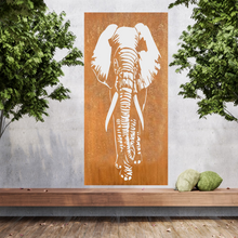 Lade das Bild in den Galerie-Viewer, Große Metallwandkunst mit Ausgeschnittener Silhouette von Elefant, gestaltet als Sichtschutzwand im Rost Look oder farblich.