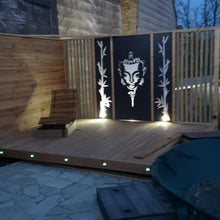 Lade das Bild in den Galerie-Viewer, Holzterasse mit leuchten metallwänden