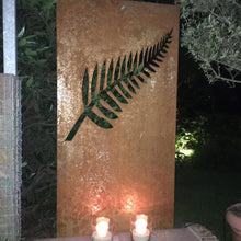 Lade das Bild in den Galerie-Viewer, Garten mit einer Metallwand