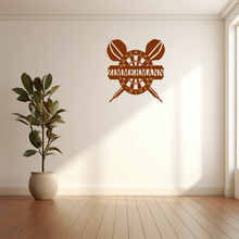 Lade das Bild in den Galerie-Viewer, Zimmer wand mit einer Dartscheibe an der neben der Dartscheibe steht eine Blume