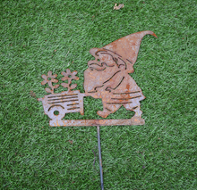 Lade das Bild in den Galerie-Viewer, Beetstecker aus Metall Zwerg Schubkarre