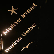 Lade das Bild in den Galerie-Viewer, Robuste Feuertonne aus Stahl mit einem kunstvollen Inseldesign seite 2, ideal für den Außenbereich.
