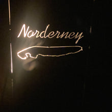 Lade das Bild in den Galerie-Viewer, Robuste Feuertonne aus Stahl mit einem kunstvollen Inseldesign Norderney, ideal für den Außenbereich.
