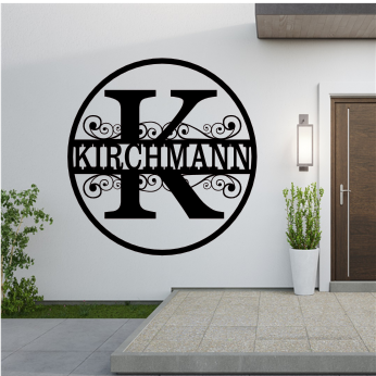 Rundes Metallmonogramm K, personalisiert mit einem Namen, vereint Eleganz und Individualität in einem einzigartigen Design.