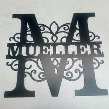 Lade das Bild in den Galerie-Viewer, Metallmonogramm M geschwungen, personalisiert mit einem Namen, vereint Eleganz und Individualität in einem einzigartigen Design.
