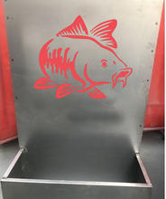 Lade das Bild in den Galerie-Viewer, Moderner Metallblumenkübel mit Ausgeschnittener Silhouette Karpfen, kombiniert mit einer stilvollen Sichtschutzwand im stahl-Look.
