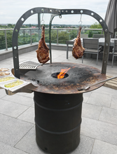 Lade das Bild in den Galerie-Viewer, ein grill auf ener terrasse in der stadt grillen auf einer Plancha fassgrill
