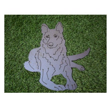 Lade das Bild in den Galerie-Viewer, Schäferhund liegend aus Metall in der Größe 47 x 55 cm

