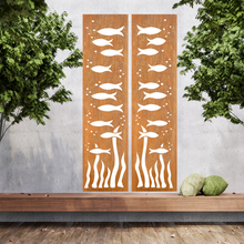 Lade das Bild in den Galerie-Viewer, Große Metallwandkunst mit Ausgeschnittener Silhouette von Fische und Gras, gestaltet als Sichtschutzwand im Rost Look oder farblich.

