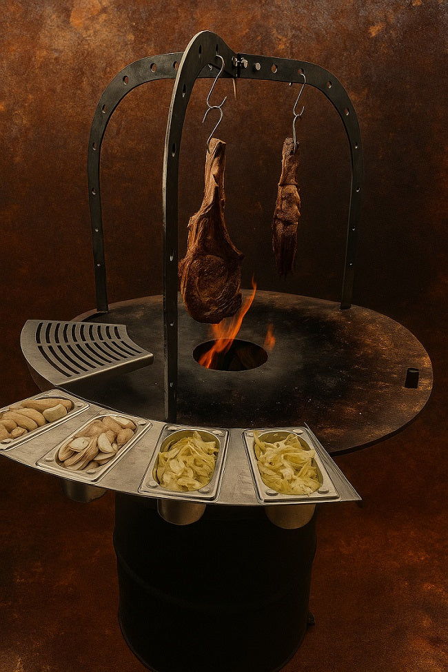 Plancha grill mit fleisch und halterungen für lebensmittel