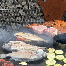 Lade das Bild in den Galerie-Viewer, Plancha-Grill aus Gusseisen für knusprige Krusten und saftige Steaks und fisch
