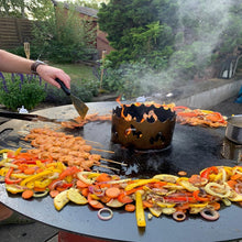 Lade das Bild in den Galerie-Viewer, Stahlplatte zum Grillen mit eimem Feuerfass
