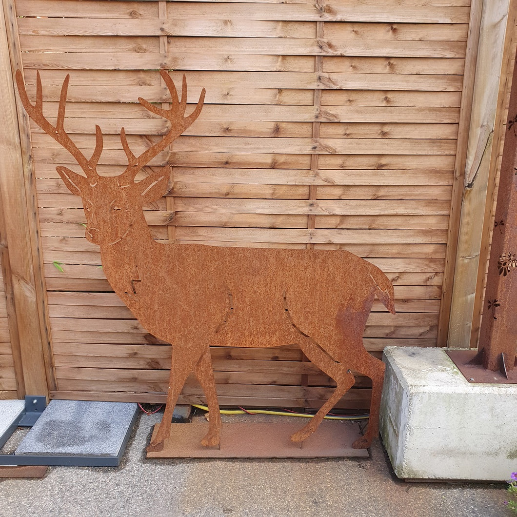 ein Hirsch aus Metall zum hin stellen als Rostdeko