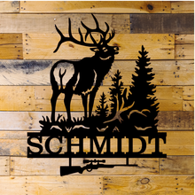 Lade das Bild in den Galerie-Viewer, Monogramm Hirsch im Wald mit gewehr und Namen schmidt
