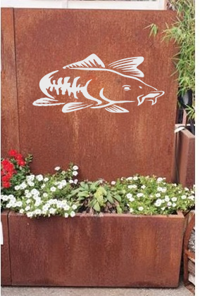Moderner Metallblumenkübel mit Ausgeschnittener Silhouette Karpfen, kombiniert mit einer stilvollen Sichtschutzwand im Edelrost-Look.