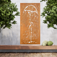 Lade das Bild in den Galerie-Viewer, Große Metallwandkunst mit Ausgeschnittener Silhouette von Frau im Regen, gestaltet als Sichtschutzwand im Rost Look oder farblich.
